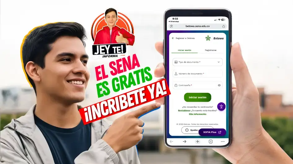 Joven colombiano feliz señalando la interfaz de inscripciones SENA 2026.
