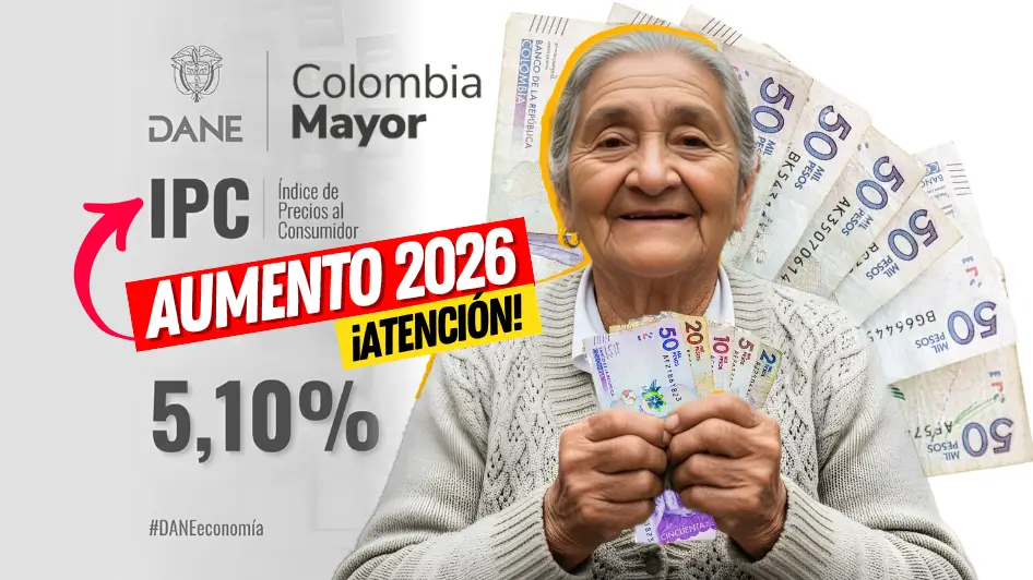 Adulta mayor colombiana sonriente en un barrio de casas de ladrillo, sosteniendo billetes colombianos en las manos. - aumento en el pago del Subsidio Colombia Mayor